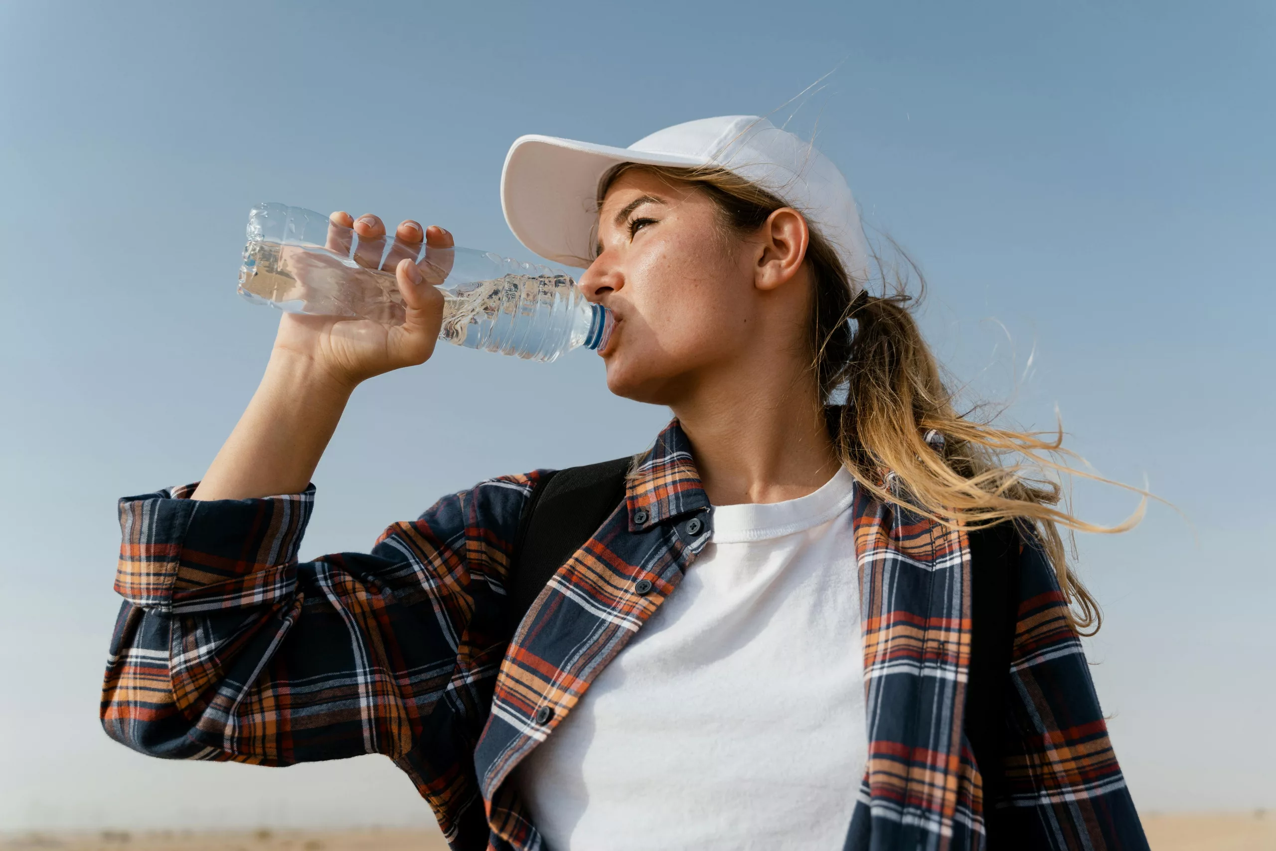 Femme en train de boire de l'eau minérale